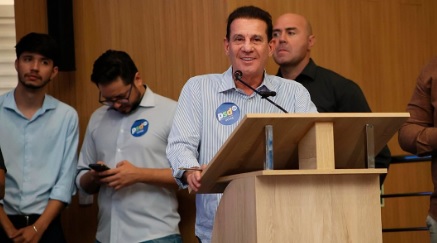 Em seu discurso, Vanderlan Cardoso fez questão de ressaltar o peso eleitoral de Mendanha. A imagem foi fotografada pela equipe do senador