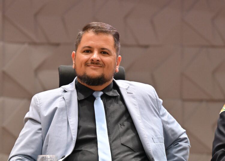 Willian Panda em sessão solene na Assembleia | Foto: Divulgação