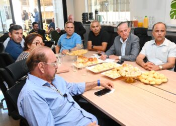 Sandro Mabel e vereadores em reunião na sede do LimpaGyn | Foto: Divulgação