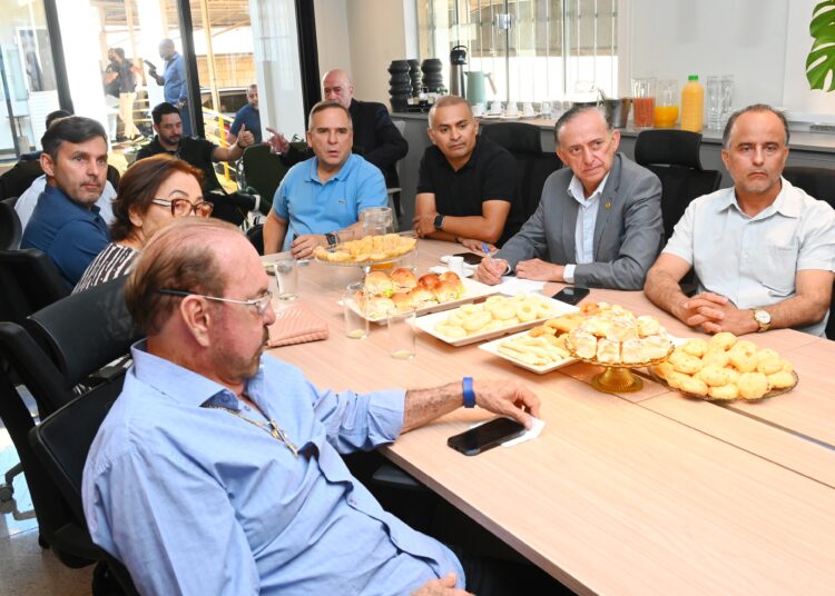 Sandro Mabel e vereadores em reunião na sede do LimpaGyn | Foto: Divulgação