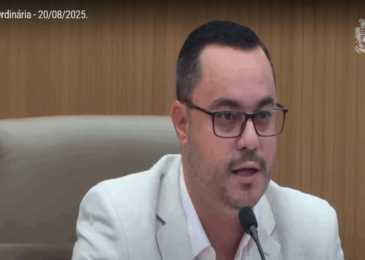Vereador Tales de Castro não ficou satisfeito com explicações da BRK (Foto: Reprodução/Youtube)