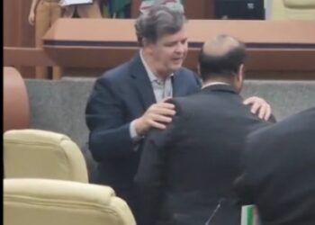 Paulo Borges cumprimentando vereadores na Câmara | Foto: Folha Z
