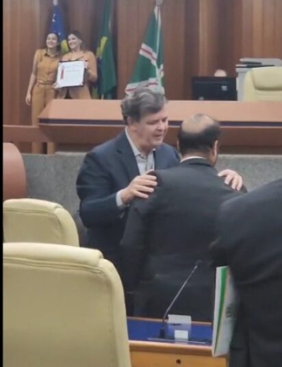 Paulo Borges cumprimentando vereadores na Câmara | Foto: Folha Z