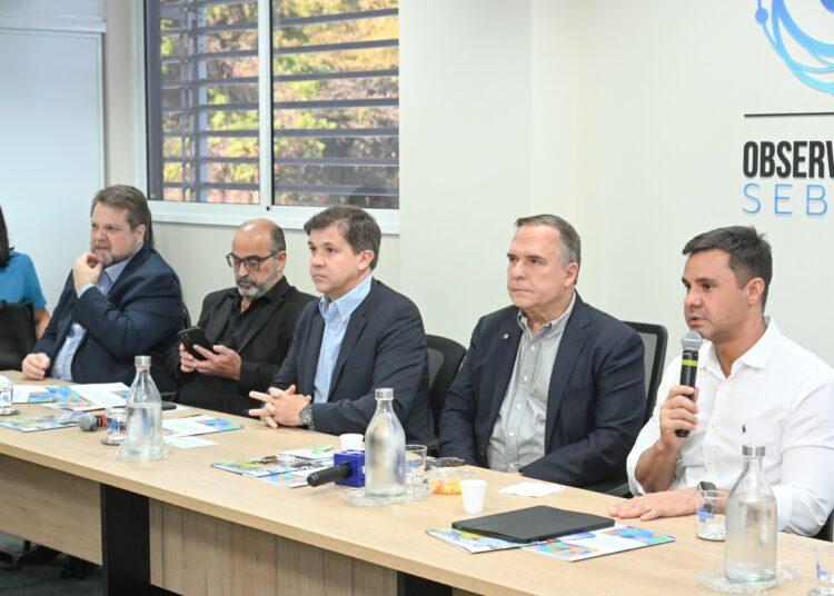 Prefeito Sandro Mabel recebeu documento do Sebrae (Foto: Divulgação)