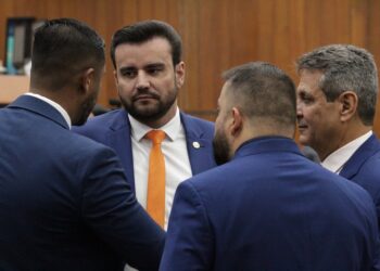 Vereadores em conversa no plenário da Câmara | Foto: Divulgação