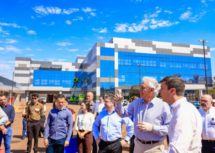 Caiado durante visita às obras do CORA | Foto: Divulgação
