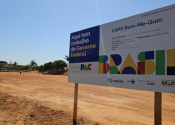 Placa indica que obras do CAPS Jardim Riviera deveriam ser iniciadas no dia 8 de agosto (Foto: Genésio Carneiro)