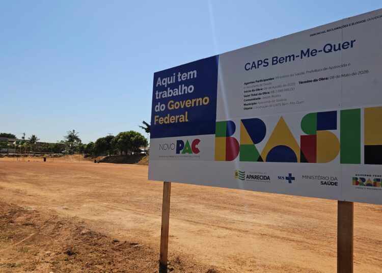 Placa indica que obras do CAPS Jardim Riviera deveriam ser iniciadas no dia 8 de agosto (Foto: Genésio Carneiro)