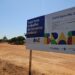Placa indica que obras do CAPS Jardim Riviera deveriam ser iniciadas no dia 8 de agosto (Foto: Genésio Carneiro)