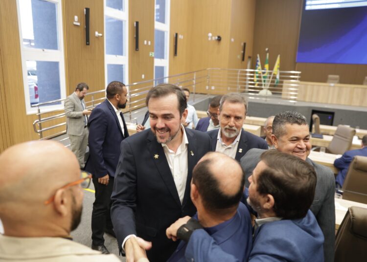 Gustavo Mendanha se despedindo dos vereadores na Câmara de Aparecida (Foto: Marcelo Silva/Ascom)