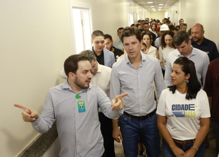 Daniel Vilela vistoria as obras do Hospital Estadual de Formosa (HEF) nesta quarta-feira (Foto: André Costa)