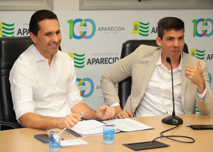 Prefeito Leandro Vilela e Pedro Sales durante agenda administrativa em Aparecida (Foto: Rodrigo Estrela/Secom)