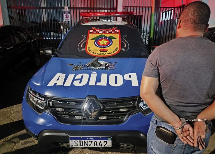 Vigilante foi encaminhado à Central de Flagrantes de Aparecida de Goiânia e autuado por lesão corporal, no âmbito da Lei Maria da Penha, e posse ilegal de arma de fogo de uso permitido (Foto: Divulgação)