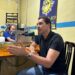 Leandro durante entrevista às rádios comunitárias Planalto, Vitória, Primavera e Bethel. Imagem enviada pela Secom AP