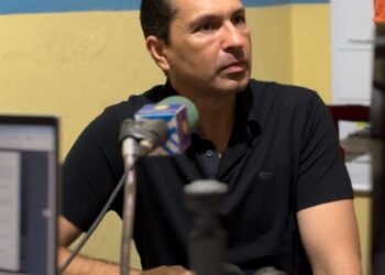Prefeito Leandro Vilela durante entrevista |