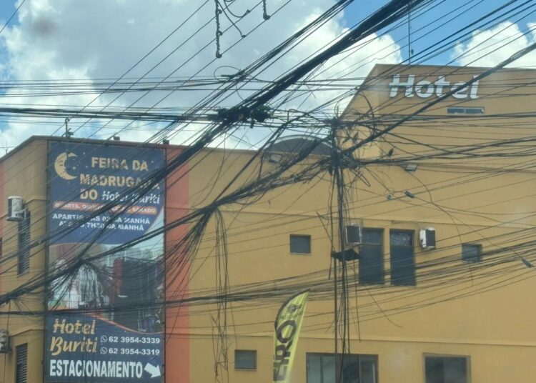 Fios soltos na região da Rua 44 em Goiânia | Foto: Dayrel Godinho / Folha Z