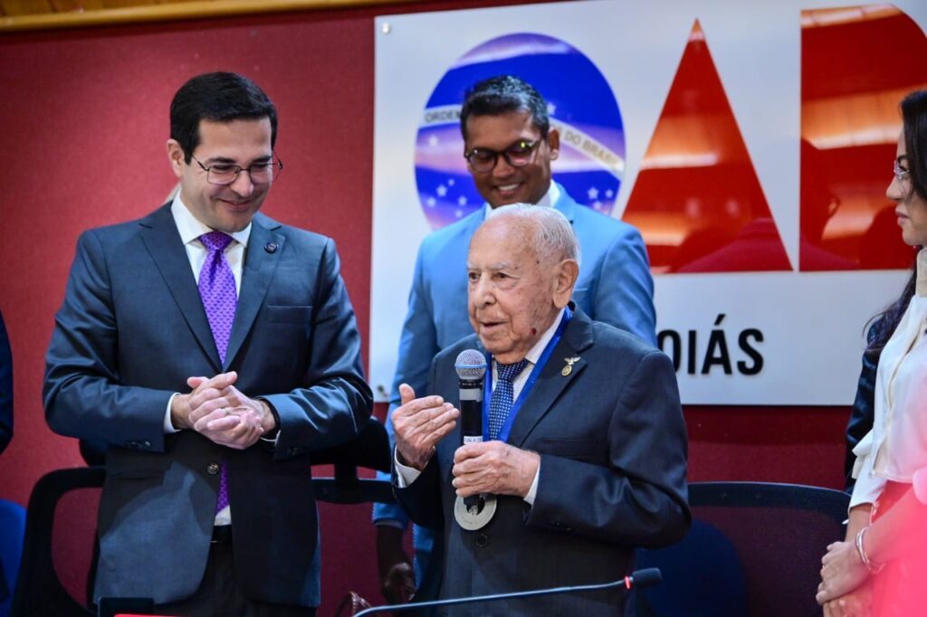 Advogado completa 72 anos de advocacia e recebe homenagem do presidente da OAB-GO, Rafael Lara