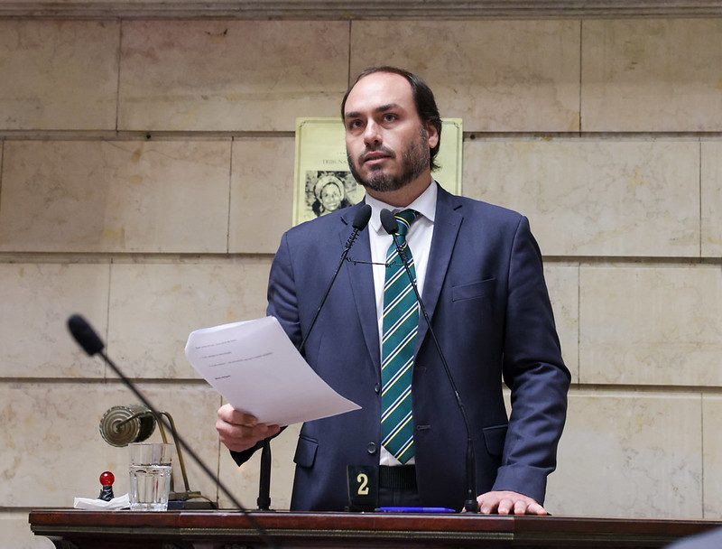 Mais votado no RJ, Carlos Bolsonaro transfere título para SC após renunciar ao cargo de vereador