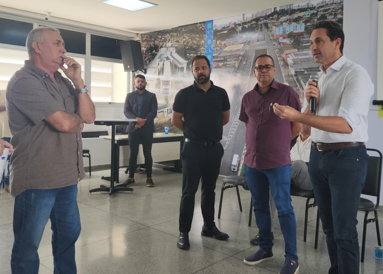 Leandro recebe representantes de bairros para ouvir reivindicações em Aparecida