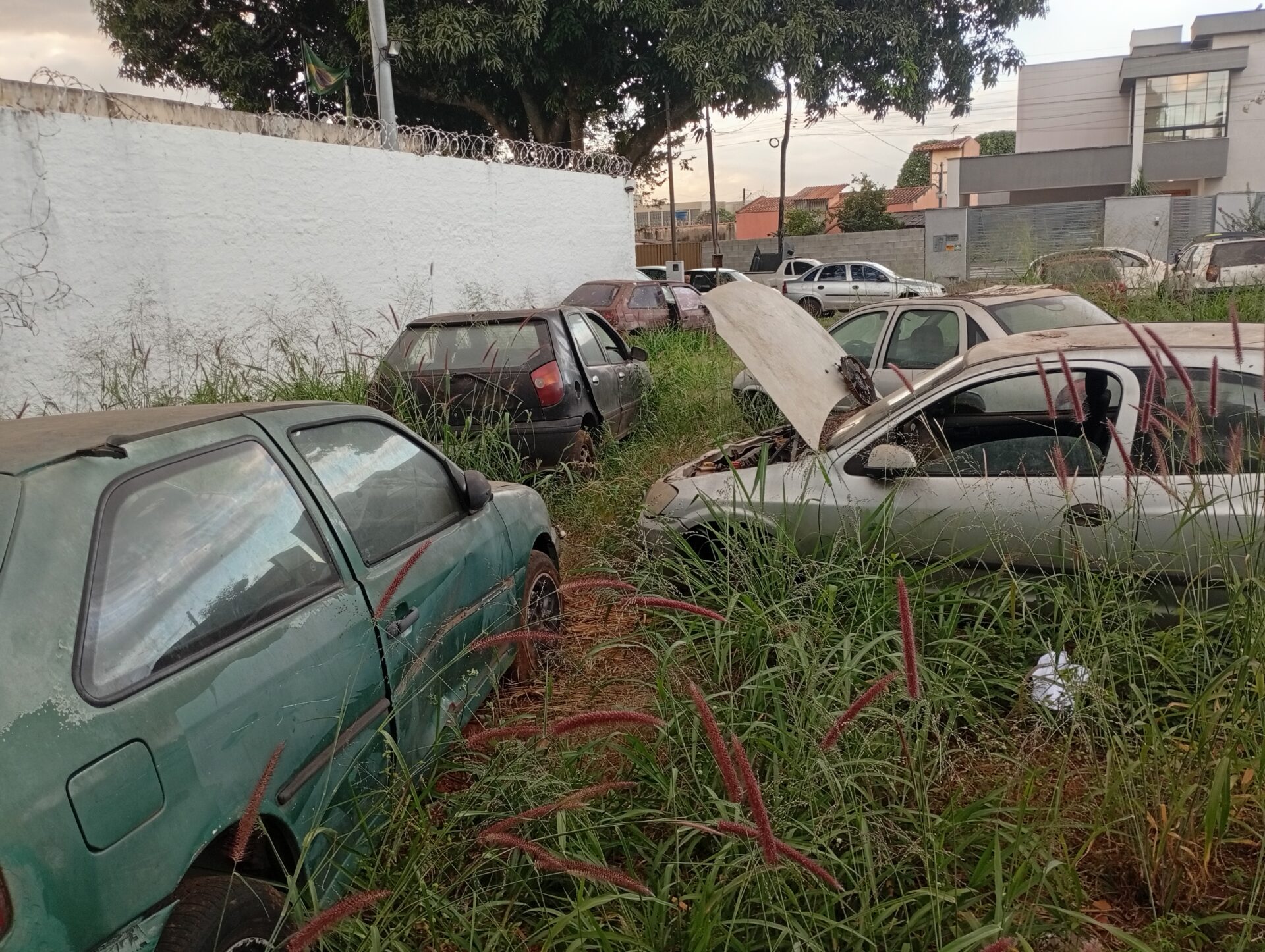 Carros saqueados delegacia Aparecida de Goiânia