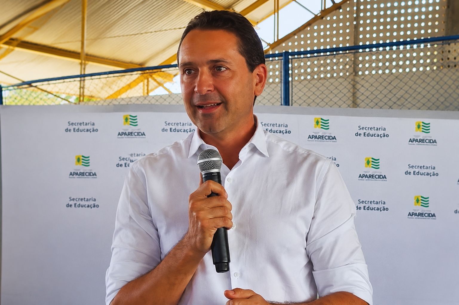 Leandro Vilela se emociona durante discurso e diz viver “dia mais feliz” na Prefeitura