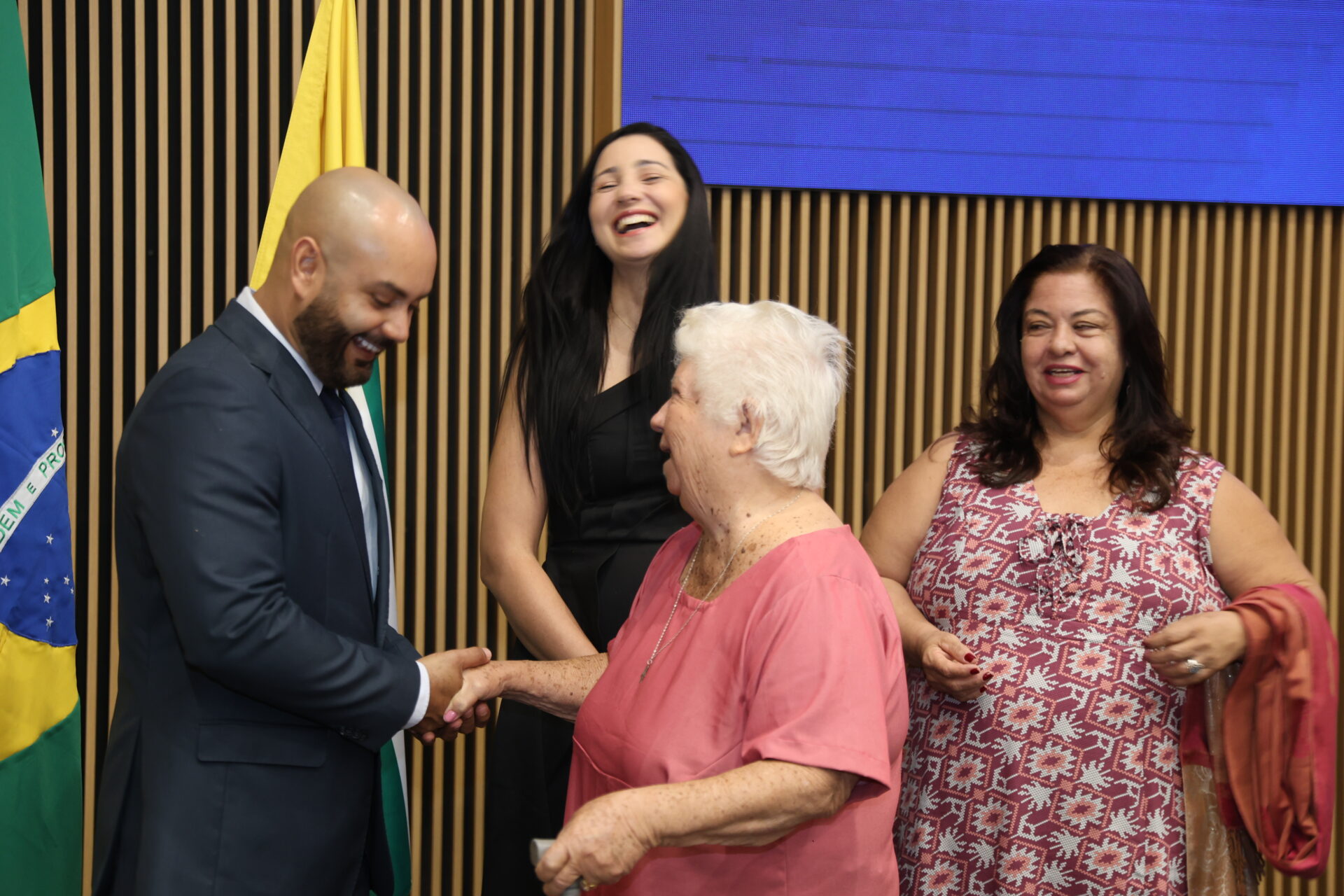 Lipe Gomes homenageia 30 mães durante sessão solene em Aparecida