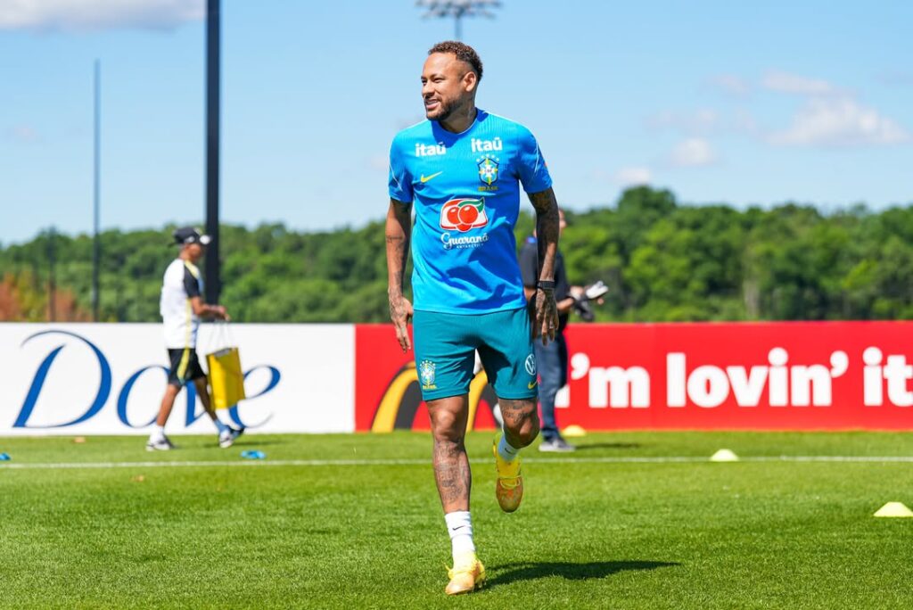 Neymar joga contra Escócia 