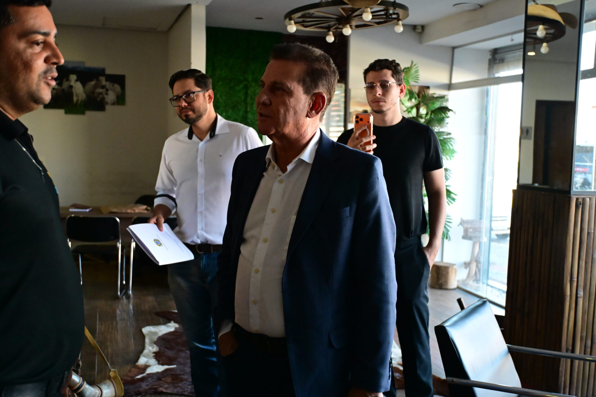 Nova sede, novo estúdio e entrevista exclusiva: Vanderlan visita a Folha Z