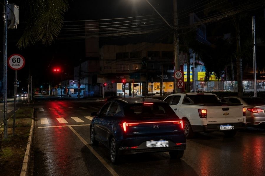 Veículos em um semáforo da Capital