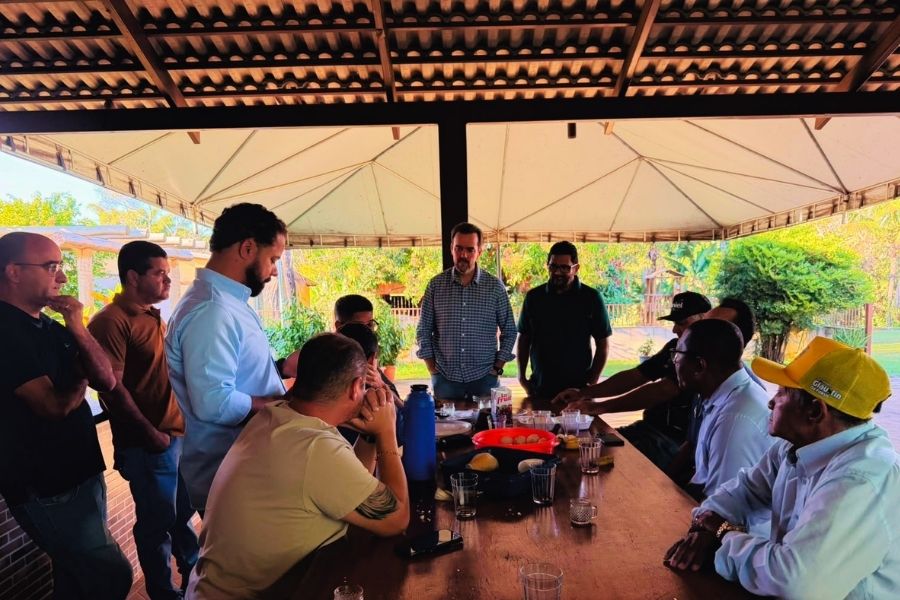 Ex-prefeito de Aparecida de Goiânia durante visita na chácara do presidente da Câmara, Gilsão Meu Povo