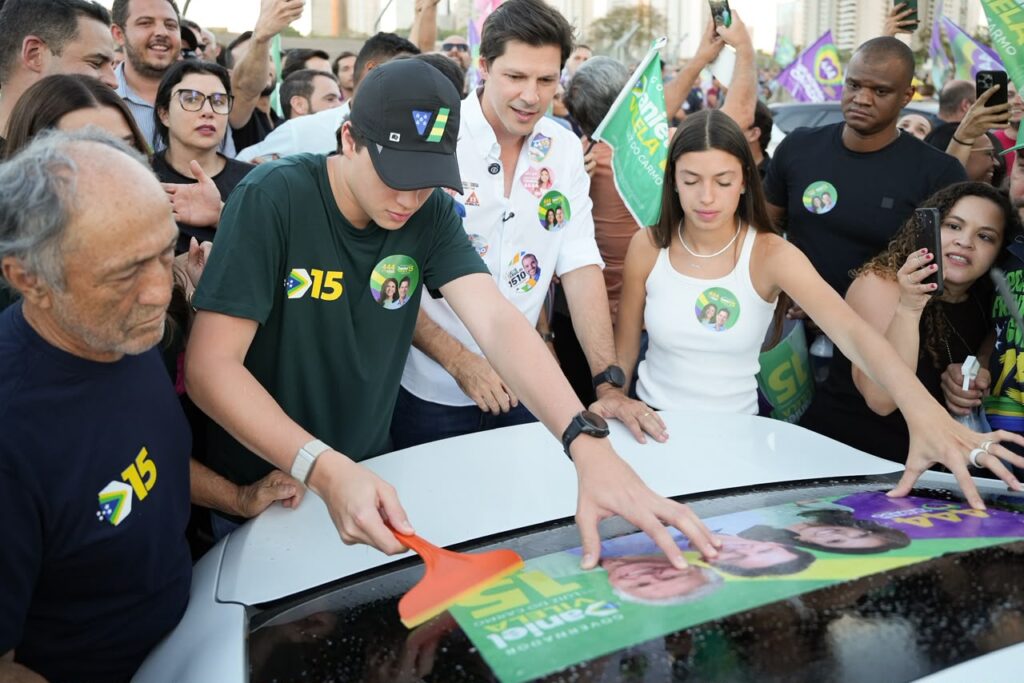 Daniel Vilela durante adesivaço