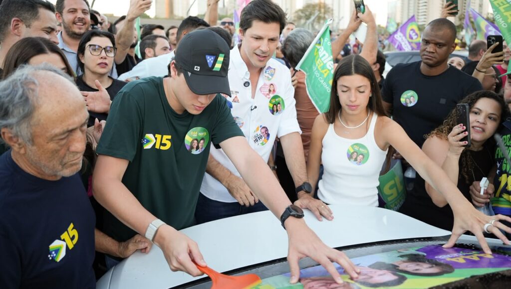 Daniel Vilela durante adesivaço