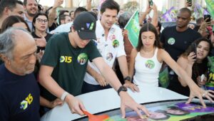 Daniel Vilela durante adesivaço