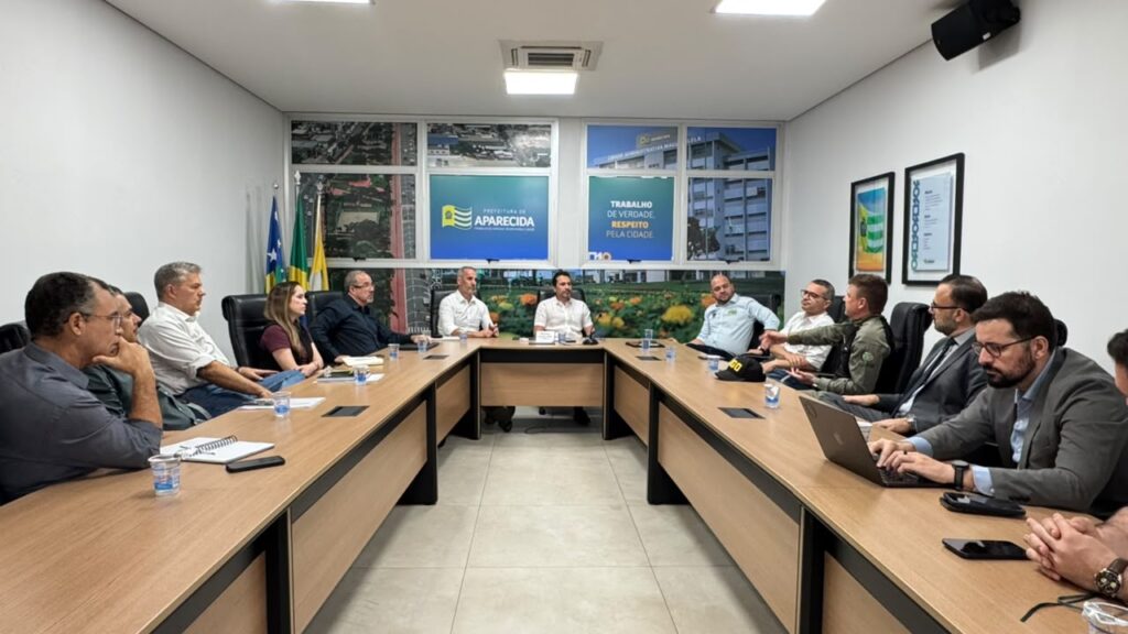 Leandro Vilela durante reunião no Centro Administrativo