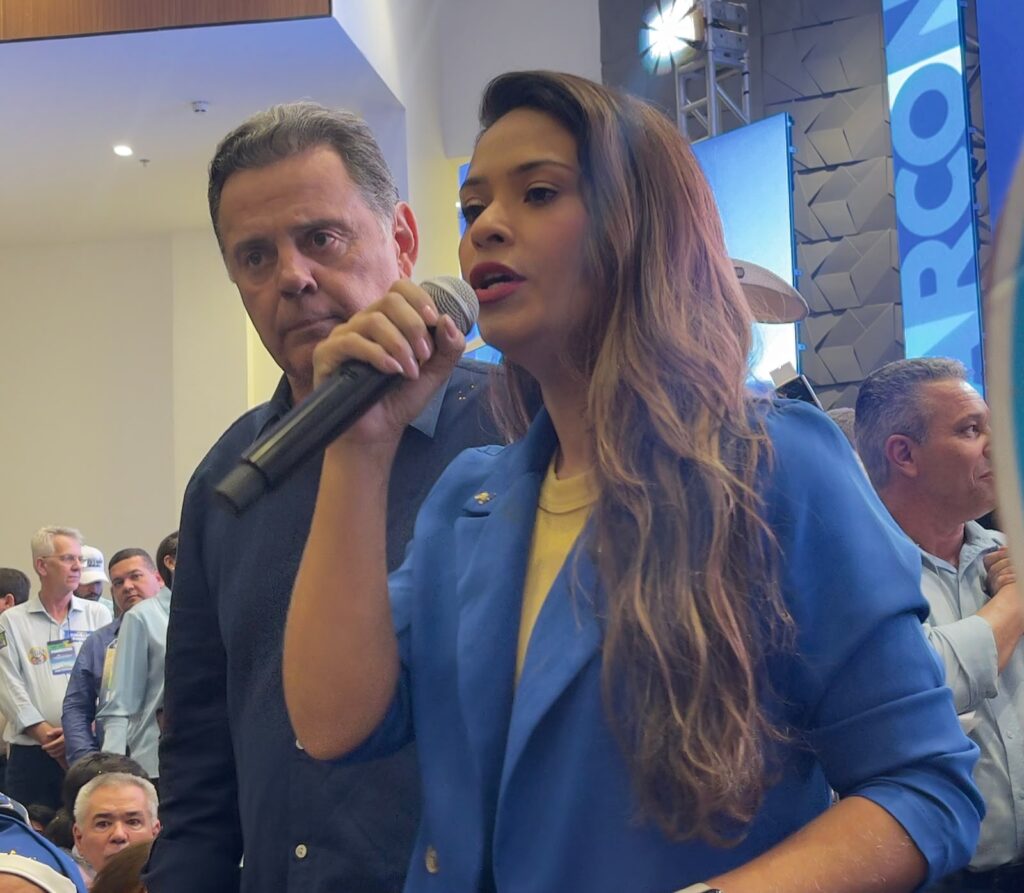 Marina Morena discursa ao lado de Marconi Perillo. Divulgação