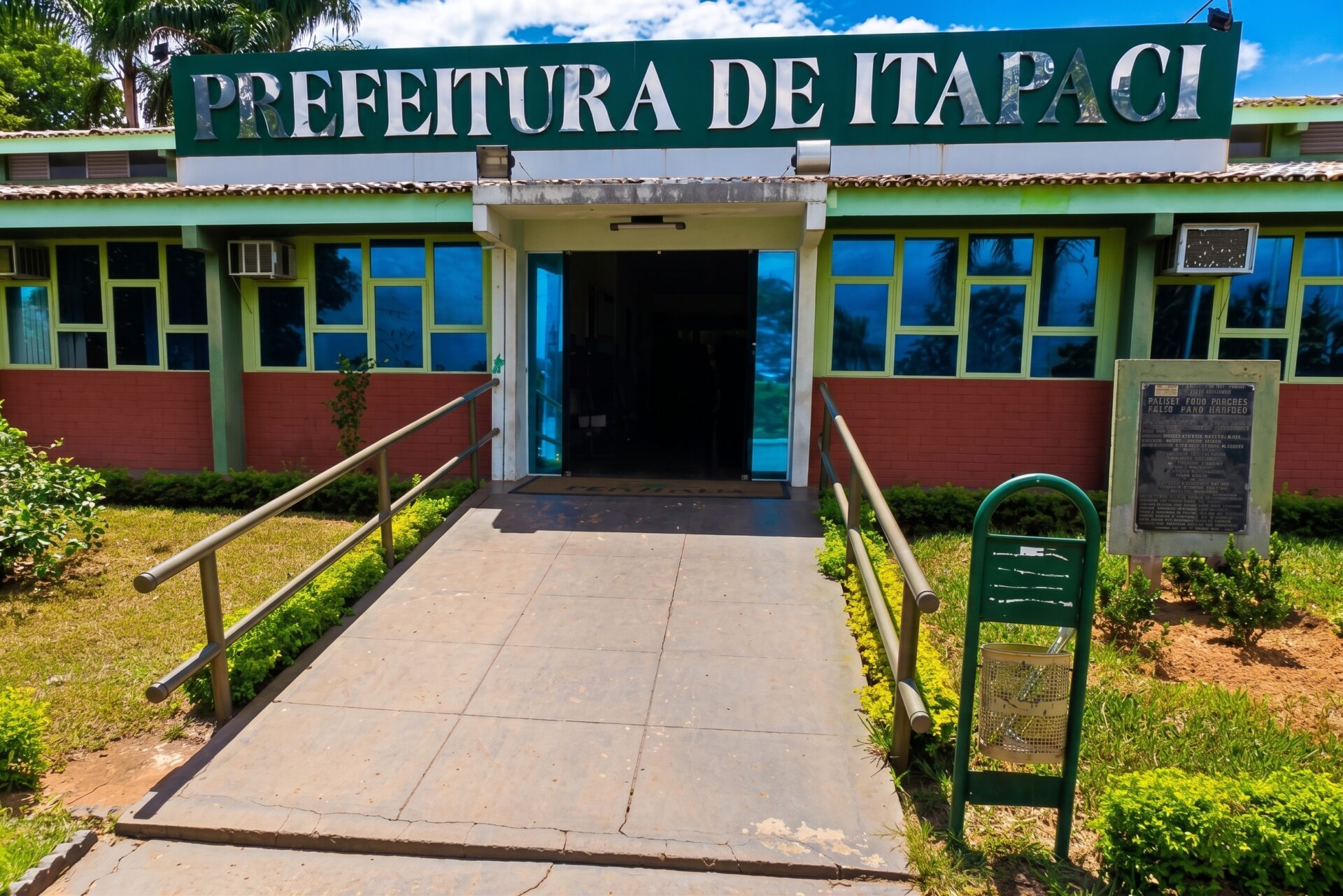 Prefeitura de Itapaci. O prédio fica na Avenida Municipal, no centro da cidade