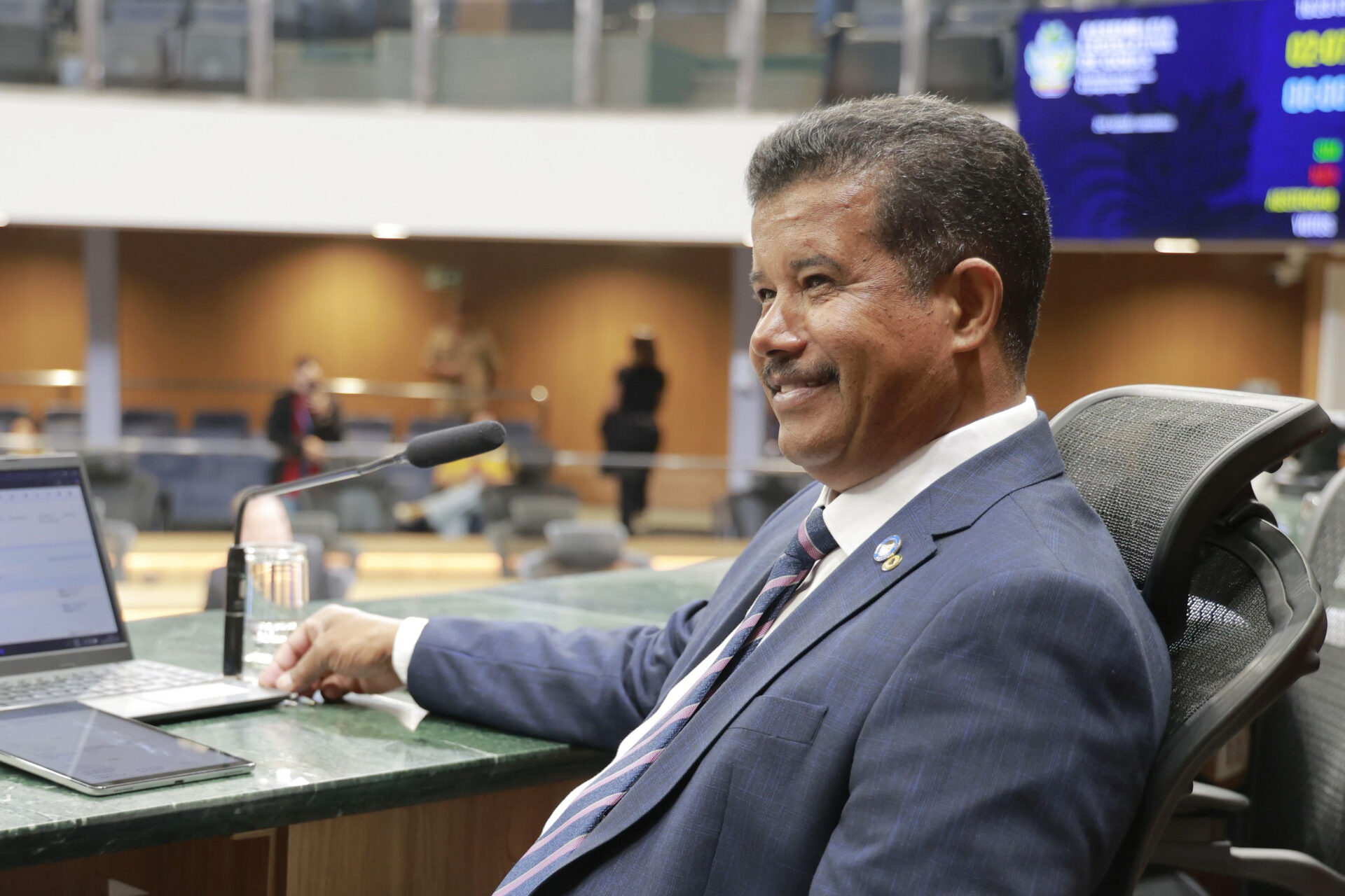 Acordo entre deputados mantém Coronel Adailton no jogo da Alego