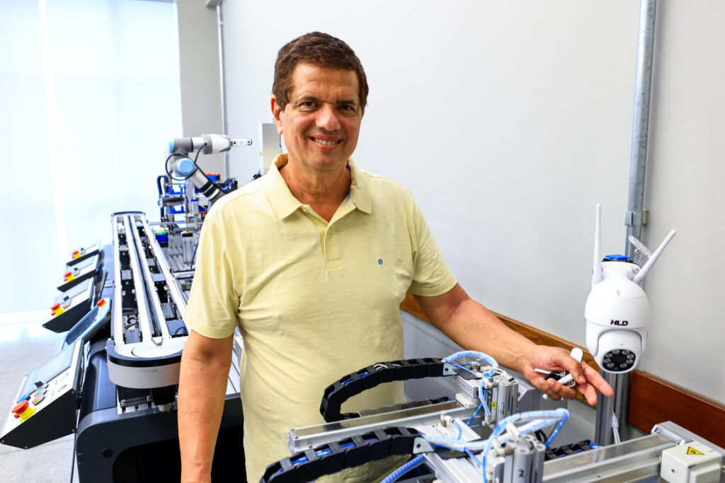 Dário Siqueira, diretor da Faculdade Senai Ítalo Bologna, mostra outra bancada didática utilizada para integrar teoria e prática na formação em automação industrial | Registro: Wesley Costa