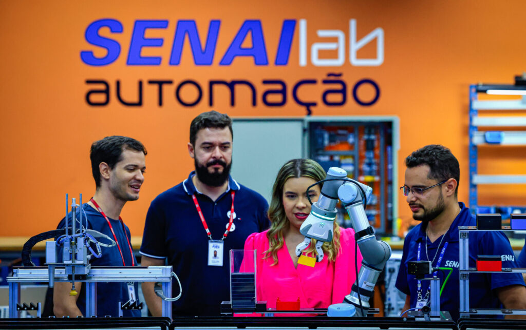 Equipe do Instituto Senai de Tecnologia em Automação, coordenada por Joel Mário, observa braço robótico em operação no laboratório, em Goiânia | Registro do fotógrafo Wesley Costa