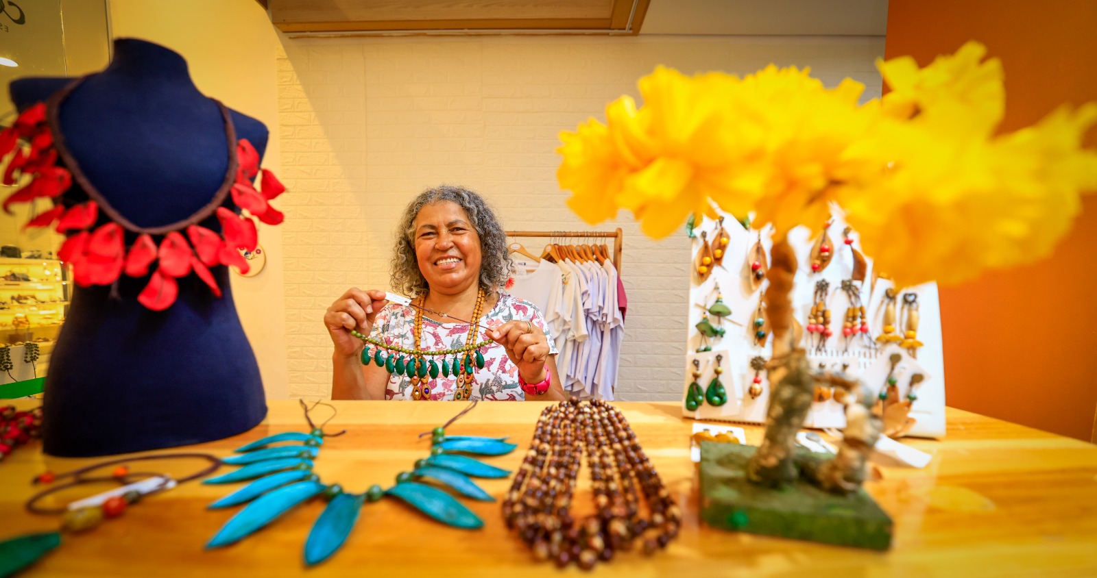 Maria do Cerrado expõe suas peças artesanais produzidas com elementos do Cerrado. Foto: Wesley Costa.