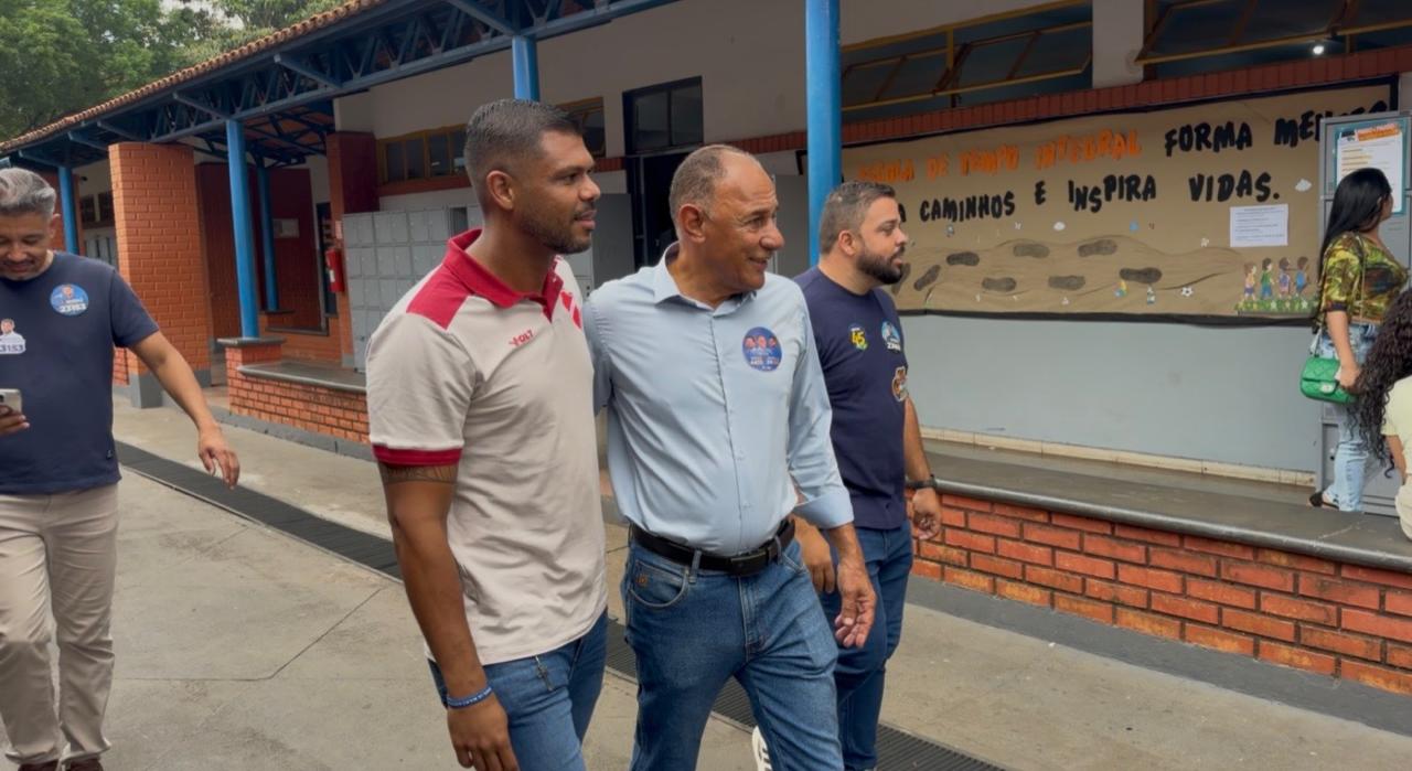 Romário Policarpo ao lado dos vereadores Markim Goyá e Geverson Abel. Registro feito pela FZ