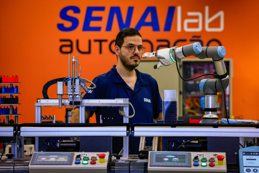 Victor Freitas demonstra bancada didática que simula etapas de uma linha de produção automatizada no Instituto Senai de Tecnologia em Automação, em Goiânia | O registro fotográfico é de Wesley Costa